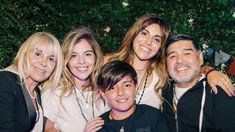 El impensado reencuentro de Diego Maradona con Claudia Villafañe y sus dos hijas El impensado reencuentro de Diego Maradona con Claudia Villafañe y sus dos hijas