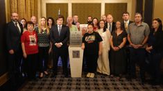 Tráiganlos a casa, exigió el monolito que descubrió el Presidente. Tráiganlos a casa, exigió el monolito que descubrió el Presidente.