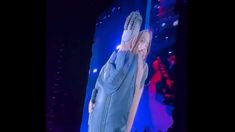 Emilia Mernes se emocionó mientras cantaba y Duki la abrazó protagonizando un tierno momento