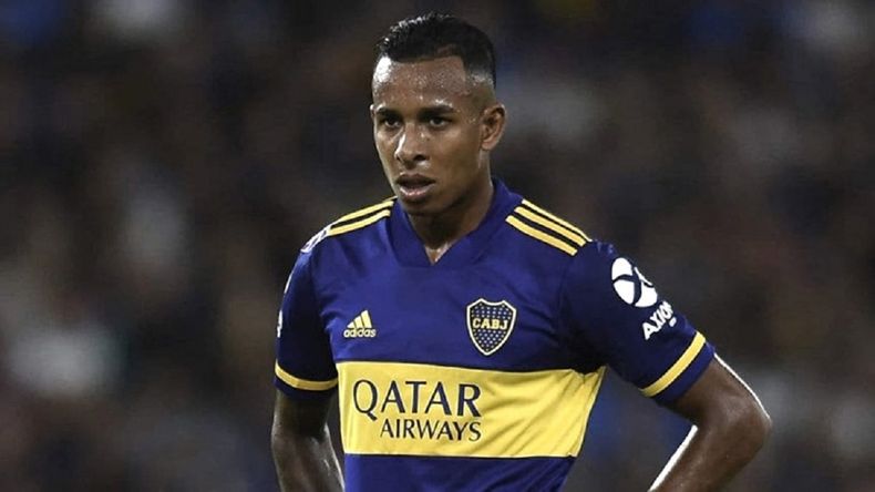 El jugador se concentró con sus compañeros.
