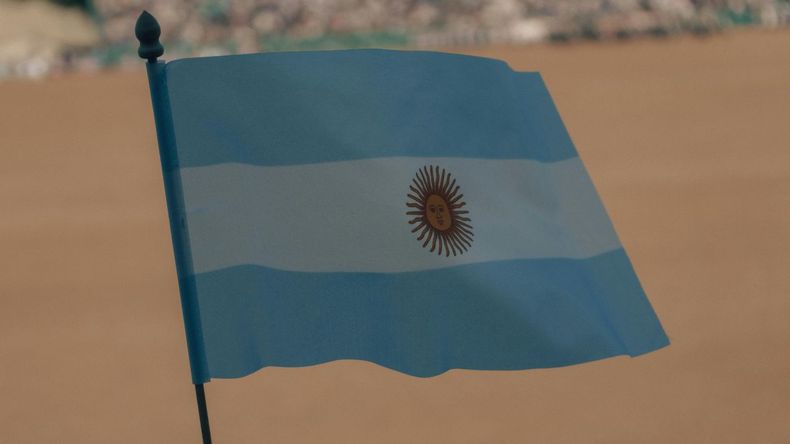 “Celeste, blanca y celeste, con un sol radiante en el centro que no solo alude al firmamento, sino también a un pueblo que se emancipó y se proyectó con dignidad hacia el futuro”, afirma la IA.  