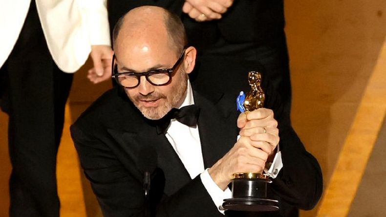 Edward Berger, el director de la película alemana con el Oscar en sus manos.