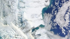 La imagen satelital muestra a casi el 70% del territorio santacruceño teñido de blanco por las nevadas. La imagen satelital muestra a casi el 70% del territorio santacruceño teñido de blanco por las nevadas.