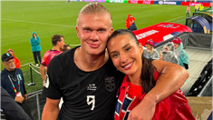 El goleador se mostró junto a su novia en la Copa del Mundo.