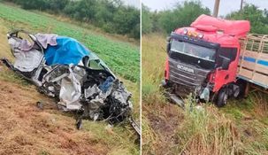 El automóvil quedó destruido por el impacto con el camión.
