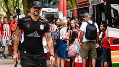 Juan Sebastián Verón entre los hinchas de Estudiantes que llegaron a San Nicolás. Juan Sebastián Verón entre los hinchas de Estudiantes que llegaron a San Nicolás.
