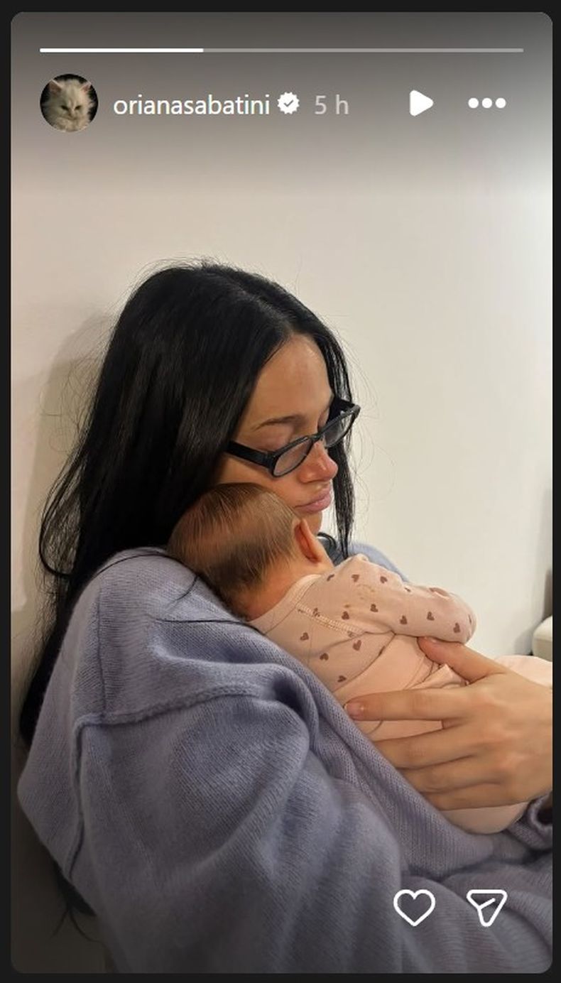 Oriana Sabatini con Gía en su hogar.