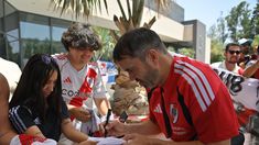 El plantel fue recibido por una multitud en Madrid.