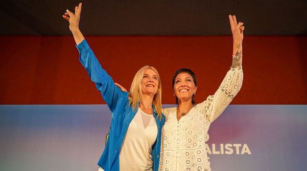 Mayra Mendoza junto a Verónica Magario.