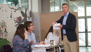 Mauricio Macri votó en el barrio de Palermo. Mauricio Macri votó en el barrio de Palermo.