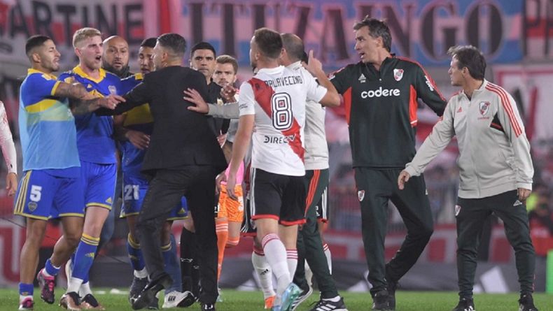 Demichelis buscó frenar la pelea entre los jugadores en el Superclásico.