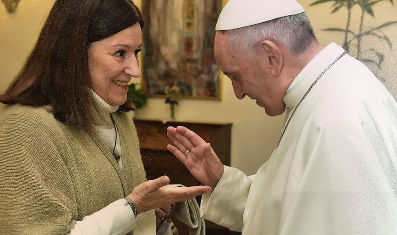 Marcela González junto al papa Francisco. Marcela González junto al papa Francisco.