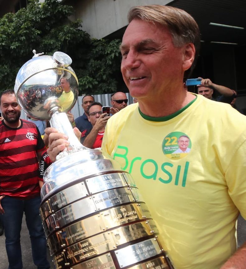 Bolsonaro con el trofeo más importante del fútbol sudamericano.