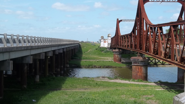 El Puente de Hierro en Villa Roch es una pieza clave en la infraestructura regional, con gran valor histórico y arquitectónico.