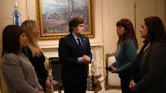 El Presidente, Karina Milei y Bullrich junto a los familiares de la víctima. El Presidente, Karina Milei y Bullrich junto a los familiares de la víctima.