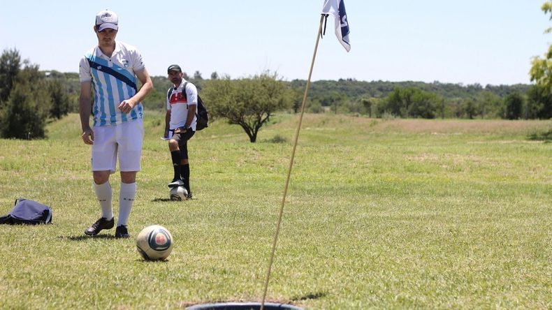 El FootGolf crece de la mano de muchos jóvenes.