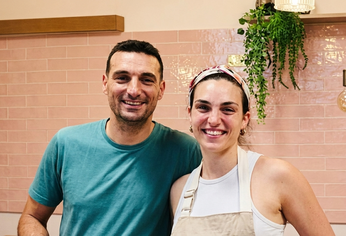Los hermanos Scaloni se han unido porque esa es la ley primera: Corina y Lionel en Scala Bakery.&nbsp;