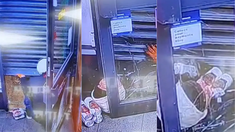 El robo salió mal y por eso el ladrón decidió tomarse una cerveza.