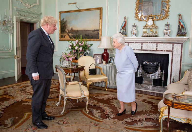 Boris Johnson y la Reina Isabel II.