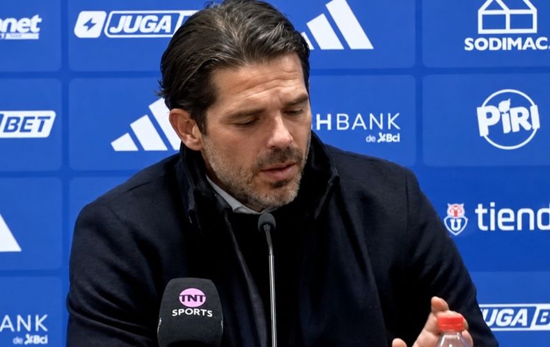 El entrenador de la U de Chile se comenzó a descompensar en plena conferencia de prensa.