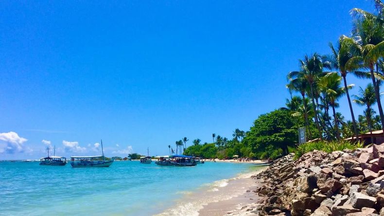 Destaca entre las mejores playas de Brasil por su belleza virgen y ambiente sereno.