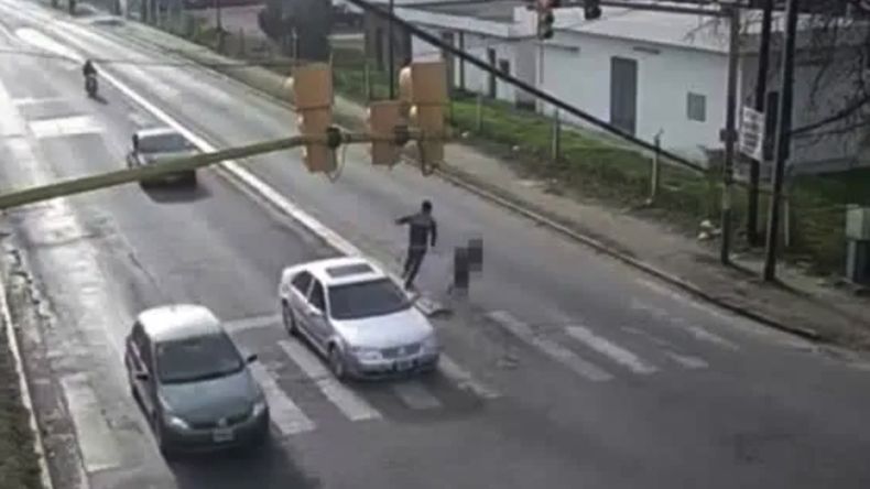 Un hombre atacó a un nene de 11 años que pedía dinero en un semáforo.&nbsp;