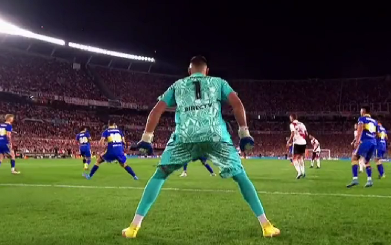 Sergio Romero salvó lo que iba a ser el primer gol de River contra Boca.