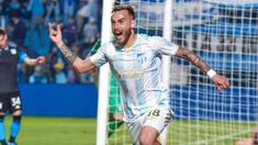 Renzo Tesuri festeja el gol de la victoria del Decano.