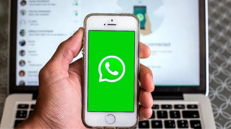 En una actualización reciente, WhatsApp mejoro su funcionalidad de fijar mensajes, permitiendo a los usuarios destacar hasta tres mensajes en las conversaciones, en comparación con el límite anterior de uno solo.