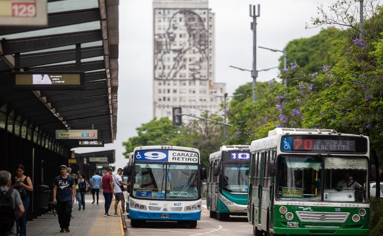Empresas de colectivo del AMBA recortan frecuencias por el desfinanciamiento del Gobierno
