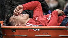 Martínez fue retirado en camilla del campo de juego. Martínez fue retirado en camilla del campo de juego.