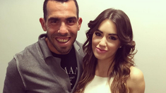 La visita de Carlitos Tevez a Lali Espósito y Mariano Martínez en el teatro: fotos juntos en camarines La visita de Carlitos Tevez a Lali Espósito y Mariano Martínez en el teatro: fotos juntos en camarines