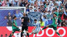 Messi, a punto de sacar el zurdazo. Messi, a punto de sacar el zurdazo.