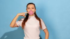 Una investigación alertó sobre los riesgos de masticar chicle. Una investigación alertó sobre los riesgos de masticar chicle.