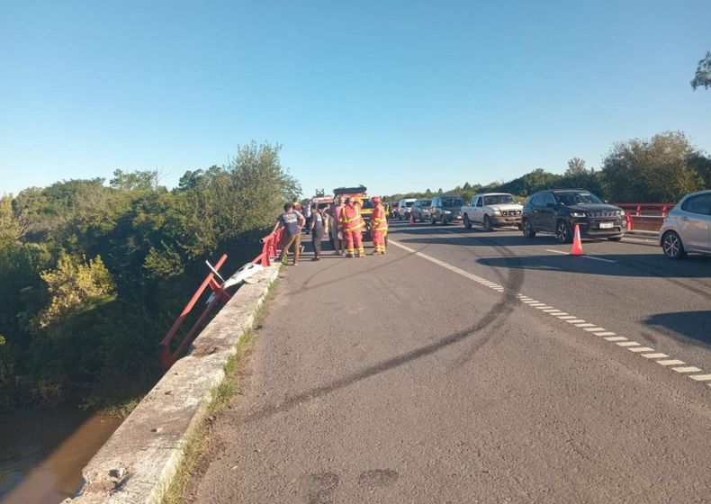 El camión quedó a tres metros de profundidad.