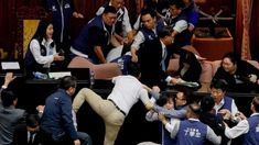 Violenta pelea entre legisladores en Taiwán.