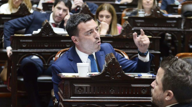 La bancada de diputados de la UCR está presidida por el cordobés Rodrigo De Loredo. La bancada de diputados de la UCR está presidida por el cordobés Rodrigo De Loredo.