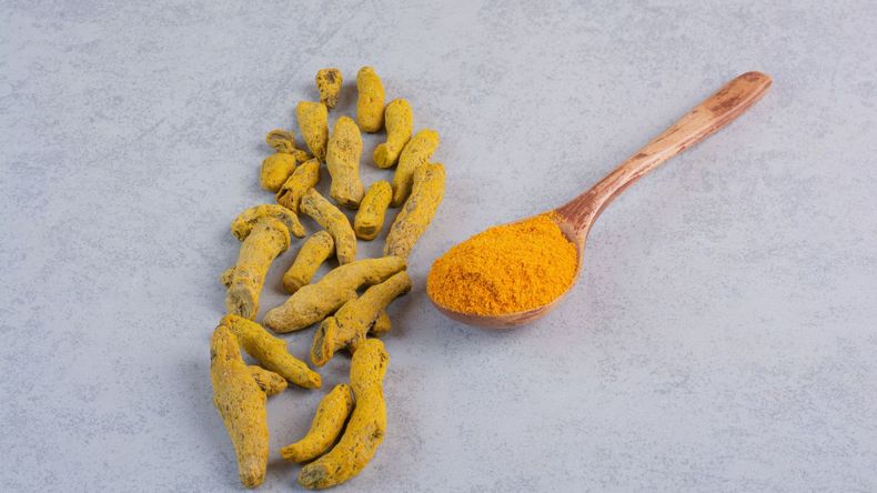 Estimula la producción de bilis en el hígado y facilita el tránsito intestinal, ayudando a aliviar malestares como la hinchazón, la pesadez estomacal y los gases. 