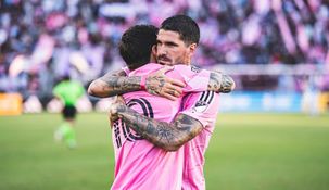 De Paul abraza a Messi en su debut en Inter Miami. De Paul abraza a Messi en su debut en Inter Miami.