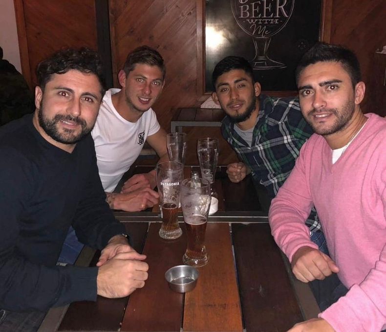 Emiliano Sala junto a su grupo de amigos.