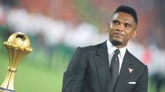 Samuel Etoo protagonizó un tremendo escándalo al pegarle una patada a un hincha en el Mundial. Samuel Etoo protagonizó un tremendo escándalo al pegarle una patada a un hincha en el Mundial.