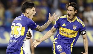 Brian Aguirre y Edinson Cavani gritan el segundo gol de Boca. Brian Aguirre y Edinson Cavani gritan el segundo gol de Boca.