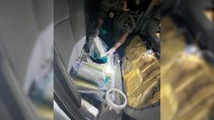 Había casi 20 kilos de cocaína ocultos en el tanque de combustible. Había casi 20 kilos de cocaína ocultos en el tanque de combustible.