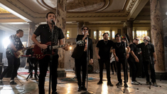 Andrés Calamaro colaboró con Los Auténticos Decadentes en otra versión de Costumbres Argentinas. Andrés Calamaro colaboró con Los Auténticos Decadentes en otra versión de Costumbres Argentinas.