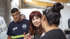 En la cooperativa los trabajadores fabrican bolsas a partir de un proceso de reciclaje. En la cooperativa los trabajadores fabrican bolsas a partir de un proceso de reciclaje.