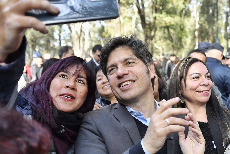 Axel Kicillof con vecinas de Lomas de Zamora.