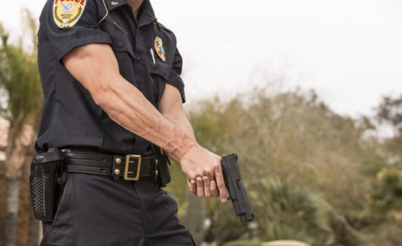 Un policía fue despedido por utilizar su uniforme en un video para plataformas de adultos