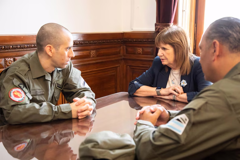 La reunión entre Patricia Bullrich y Nahuel Gallo fue en el despacho de la legisladora, dentro del Senado. 