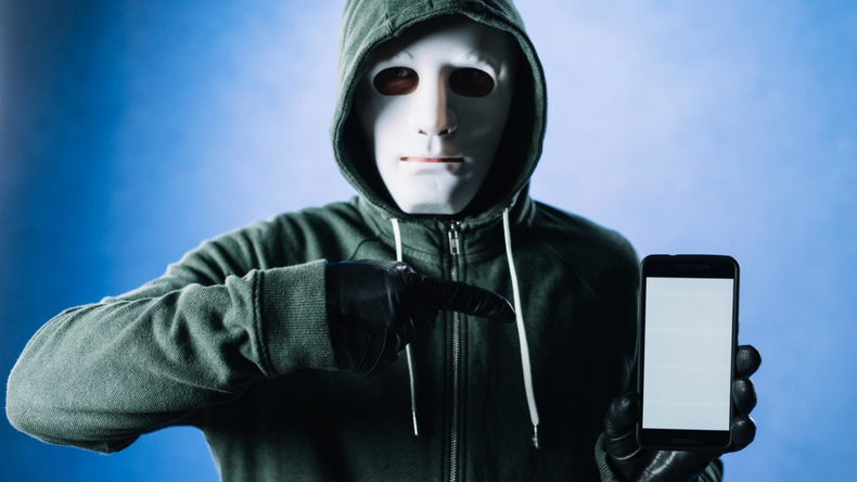 Las nuevas características de seguridad están disponibles a través de las actualizaciones de Android 15 y Google Play System.