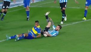 El momento en que Gómez toca la pelota con la mano.